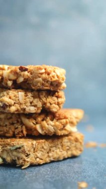 Yulaf ve fındıktan yapılmış granola çubukları hızlı atıştırmalıklar için üst üste yığılır..