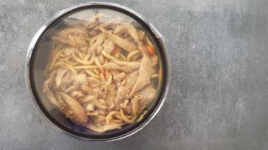 Baharatlı tavuk ve erişte hazır ve nazır..