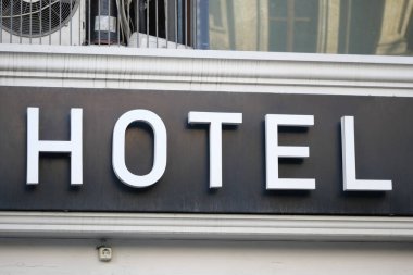 Bir binanın ön cephesinde büyük bir otel tabelası vardı..
