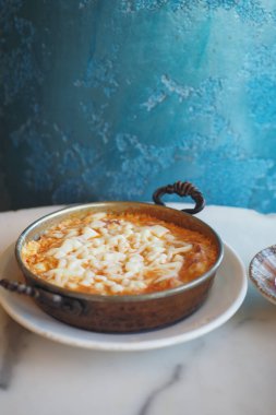 Geleneksel Türk erkekler mermer bir masada kırsal çömlekçilikte servis yaparlar..