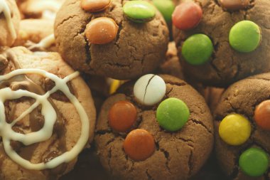 Çikolata parçacıkları ve tatlı soslu renkli kurabiyeler..