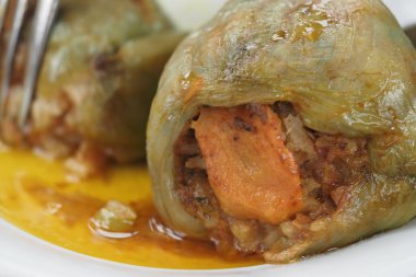 Pirinç ve et dolu baharatlı biberler..