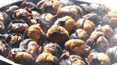 Sonbaharda açık havada ızgara kestane aromasının tadını çıkar..