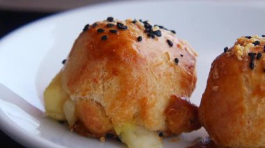 Şeflerin ağız sulandırıcı puf böreklerini eşsiz dolgularla hazırlamalarını izlemenin tadını çıkarın..