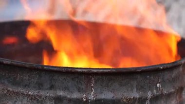 Parlak alevler bir fıçıdan çıkar serin bir gecede sıcaklık verir..