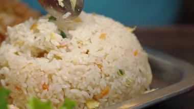 Lezzetli bir tabak taze sebzeli vejetaryen pilavın tadını çıkarın..