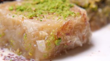 Lezzetli Türk baklavası geleneksel tatlı ve fındık sergiliyor..