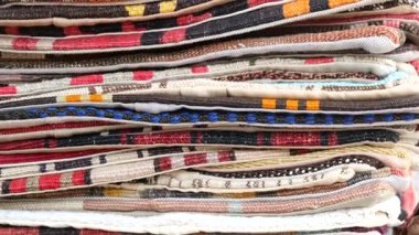 Meşgul bir pazarda sergilenen güzel desenli tekstil koleksiyonu..