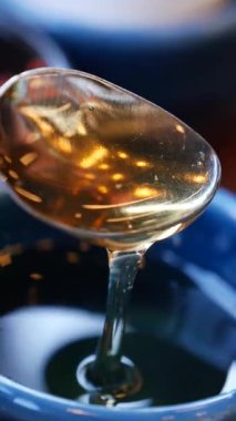 Bal, kaşıktan rengarenk bir kaseye akıyordu..