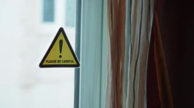 Uyarı işareti, güvenlik için pencere yakınındaki uyarıyı tavsiye eder.