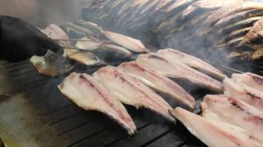 Şef balık filetosu pişirip lezzetli dumanlı aromalar yaratıyor..