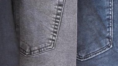 Gelişigüzel bir şekilde gösterilen eşsiz kot kumaşlarını keşfet.