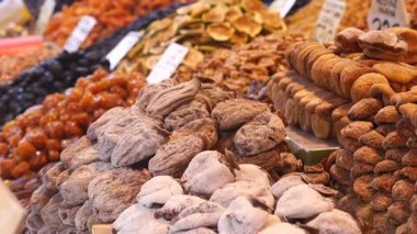 Kurumuş meyve ve fındıklardan oluşan canlı bir dizi keşfedin..