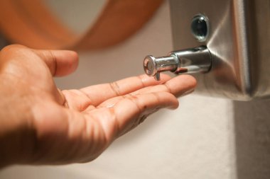 Bir el umumi tuvaletteki musluğa doğru uzanır ve su ister..