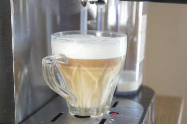 Evde sade bir kahve makinesinde hazırlanan bir latte..
