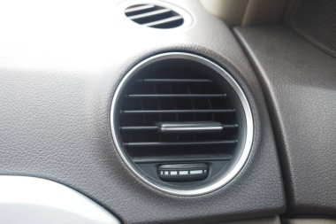 Hava akışı ayarlama özelliklerini gösteren bir araba havalandırmasının ayrıntılı görüntüsü.