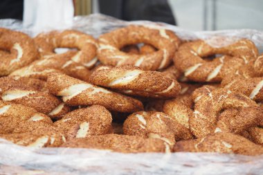  Türkçe simit sabah saatlerinde yerel bir markette.