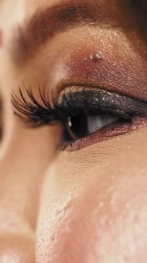 Ustalıkla yapılmış göz makyajını kapat. Göz kamaştırıcı detaylar..