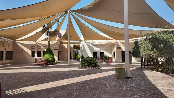 Katar Doha 4 Şubat 2025 Katar Kültür Köyü 'nde büyüleyici bir ara sokak keşfet.