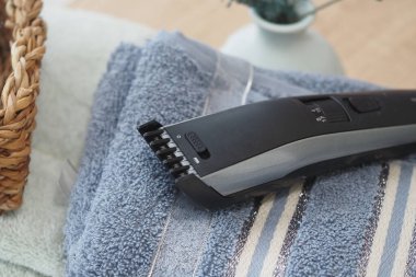 Bir tımar aracı evde bakım sırasında katlanmış bir havluya dayanır.