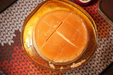 Dekoratif bir tabakta sergilenen lezzetli karamelli tatlı..