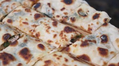 Bitki ve baharatlı, mükemmel pişirilmiş, tuzlu ekmek..