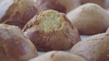 Lezzetli ekmekler altın kahverengidir ve tezgahta soğur..