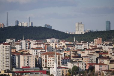 Yerleşim yerleri dinamik kentsel ortamdaki tepelerle tezat oluşturuyor.
