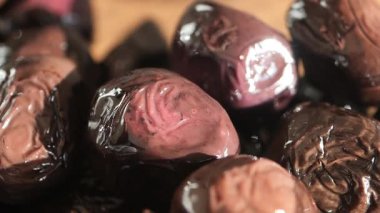 Masadaki bir kasede siyah zeytin ,