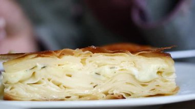 Lezzetli borek, yerel lokantada peynirle dolu..