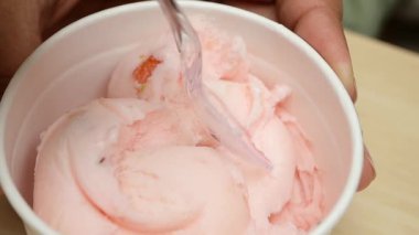 Sıcak bir öğleden sonra arkadaşlarla kremalı çilekli dondurma tatmak..