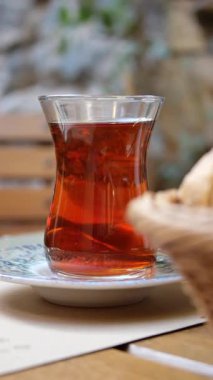 Sıcak bir kafe atmosferinde dinlenirken aromatik çay yudumlamak..