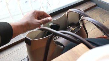 Kadın çantasından akıllı telefon çalmak. ,