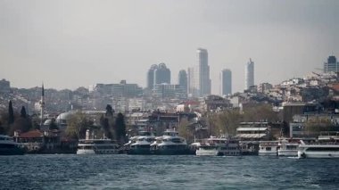İstanbullar modern ufuk çizgisi görünürken gemiler Boğaz 'da geziniyor..