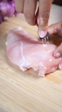 Evde yumuşatarak tavuk pişirmeyi öğrenin..