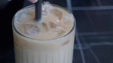 Buzlu kahve buz küpleri ve bir pipetle dinlenir..