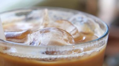 Sıcak bir günde buz küpleriyle güzel hazırlanmış buzlu kahvenin tadını çıkarın..