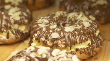 Çikolata ve bademle kaplı taze yapılmış bir hamur işi sizi bekliyor..