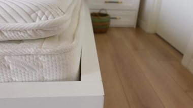 İyi yapılmış bir yatak, rahat bir yatak ve sıcak dekor elementlerine sahiptir..