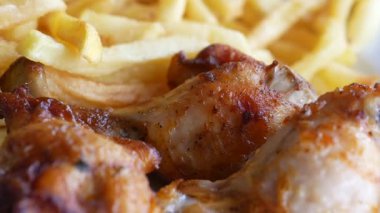 Sıcak bir yerde, kızarmış tavuk ve altın patates kızartmasının tadını çıkar..