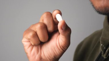İnsan, sağlığın etkin bir şekilde yönetilmesindeki rolünü tartışırken bir tablet bulundurur..