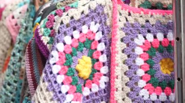 Canlı el yapımı tığ işi eşyalar bir markette satışa sunuldu..