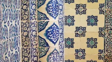 Şaşırtıcı, karmaşık fayanslar İstanbul 'dan geleneksel tasarım unsurlarını sergiliyor.