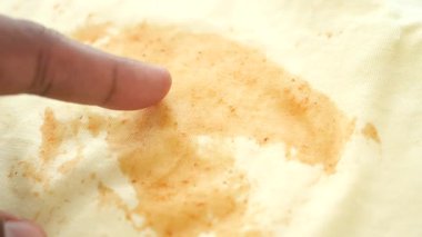 Sarı tişörtteki yemek lekesi. Yakın plan. .