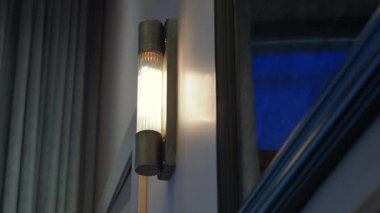 Benzersiz duvar lambası, gece boyunca iç mekanlara ortam katar..