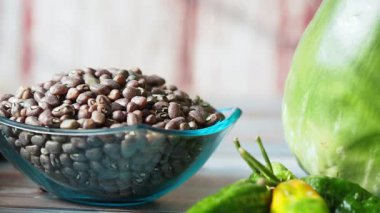 Taze Yeşil Sebzeler ve Köy Masasında Bir Kase Kara Fasulye.