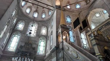 Lekeli cam pencereler, içerideki karmaşık oymaları ve mimariyi aydınlatıyor..