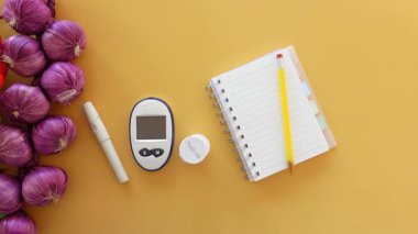 Glikoz ölçer kullanarak ve diyabet yönetimi için not alarak..