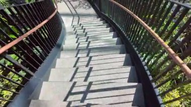 Park vitrininde kıvrımlı merdivenler Parlak gün ışığında güzel gölgeler.