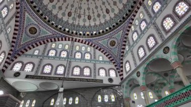 Canlı desenleri ve camları olan bir caminin iç yüzünü keşfedin..